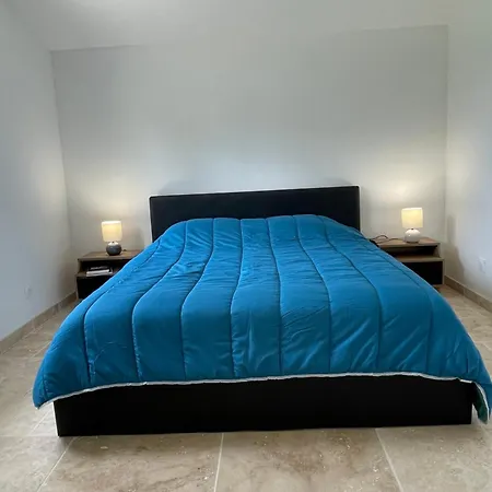 Pierre De Jade * Neuille-Pont-Pierre