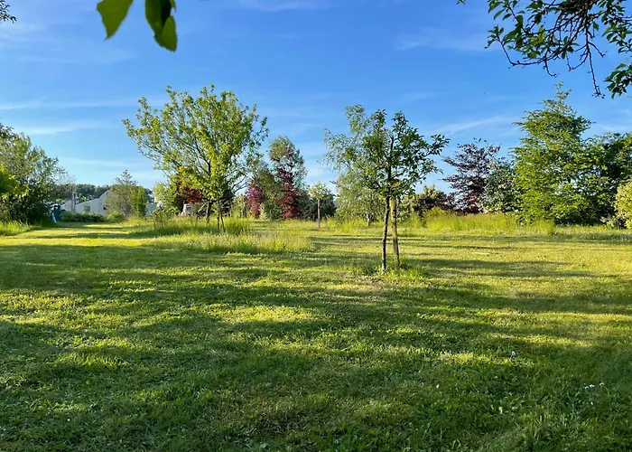 Pierre De Jade * Neuille-Pont-Pierre