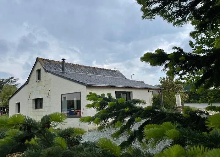 Pierre De Jade Neuille-Pont-Pierre