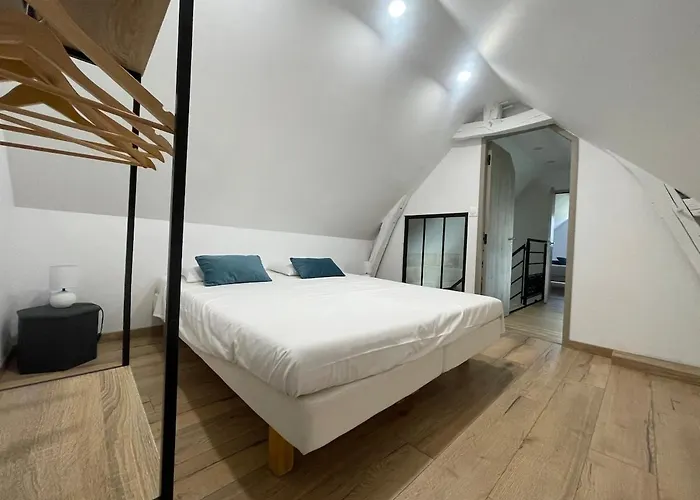 Pierre De Jade Neuille-Pont-Pierre